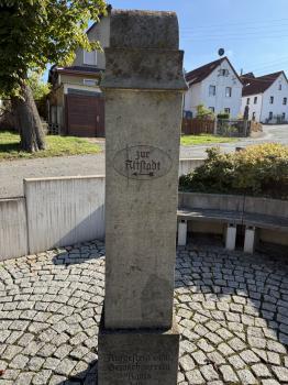 Erinnerung an den Ortsteil Zudelsdorf (Wegweisersäule) (Ranis)